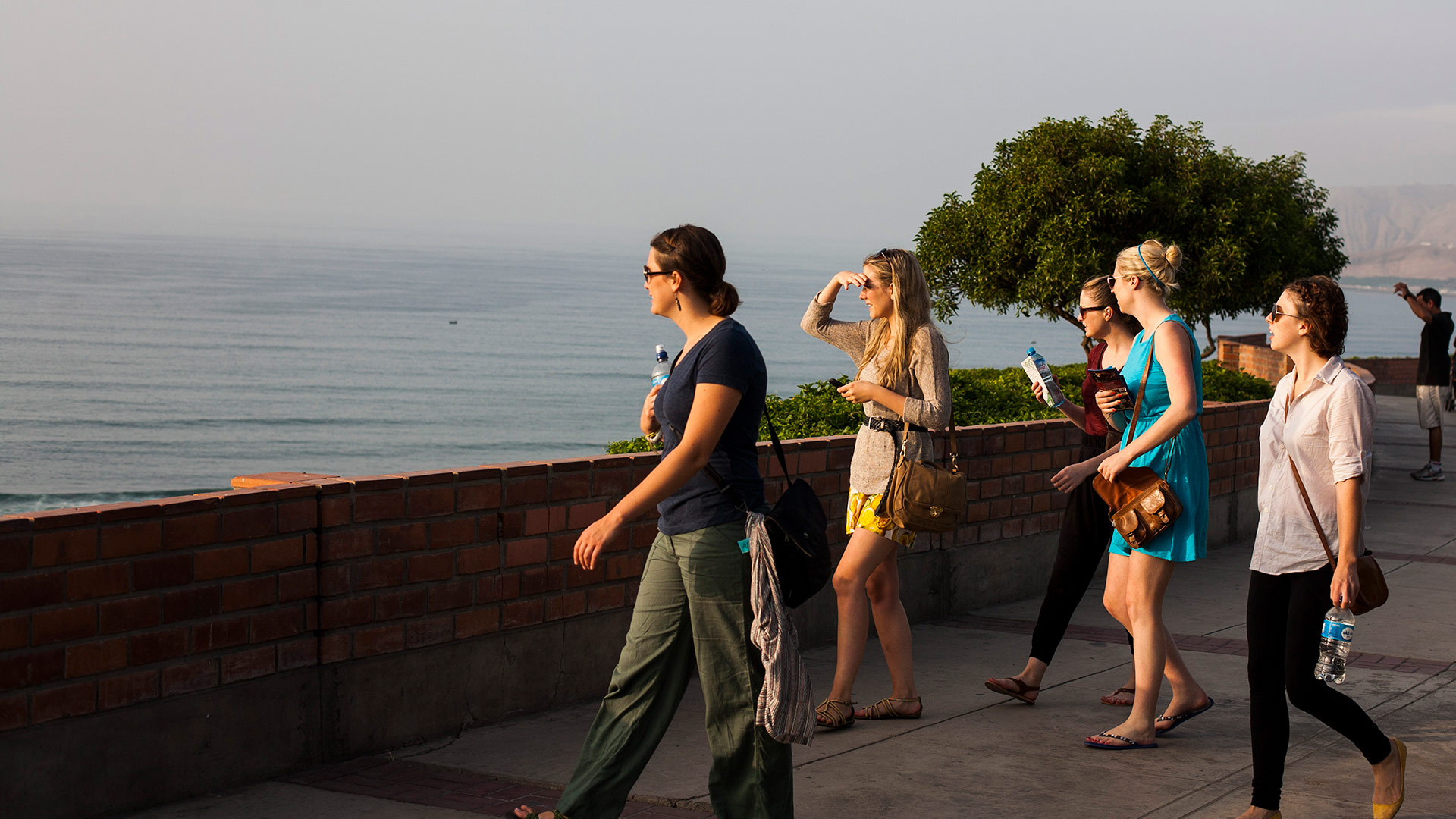 Turistas en el malecón de Miraflores